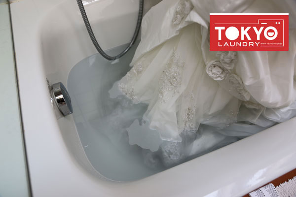 giặt váy cưới cần Xử lý các vết bẩn và giặt giặt váy cưới cần Xử lý các vết bẩn và giặt