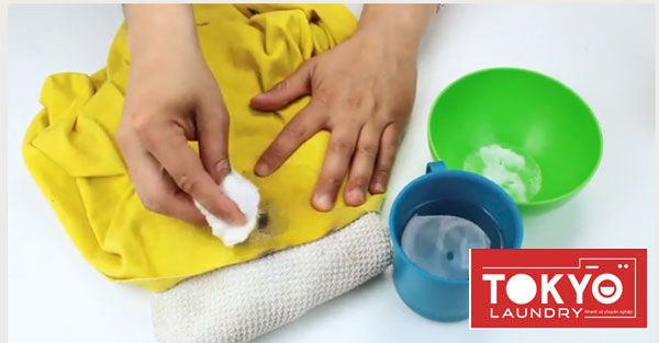 Cách tẩy mực trên áo dùng hỗn hợp baking soda và nước