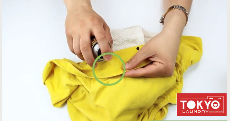 Thử xịt vào một góc nhỏ quần áo