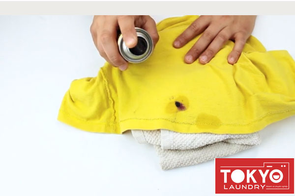 Xịt keo đều khắp vết mực