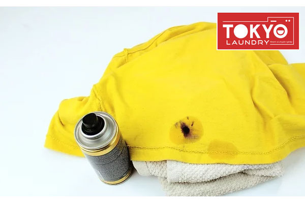 Đợi keo xịt tóc ngấm vào vết mực