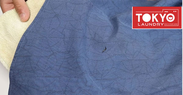 Đặt miếng vải bên dưới vết mực trước khi tẩy