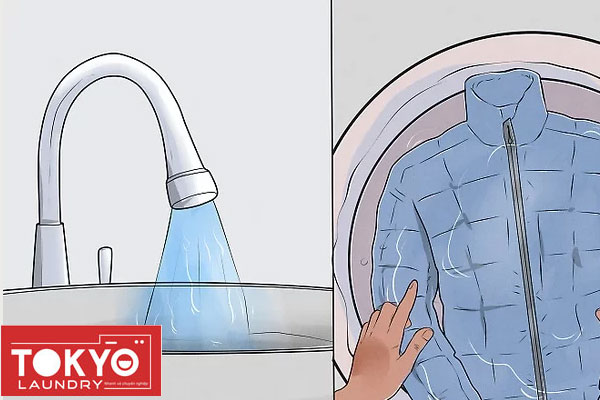 Vắt kiệt nước khi giặt áo lông vũ bằng tay