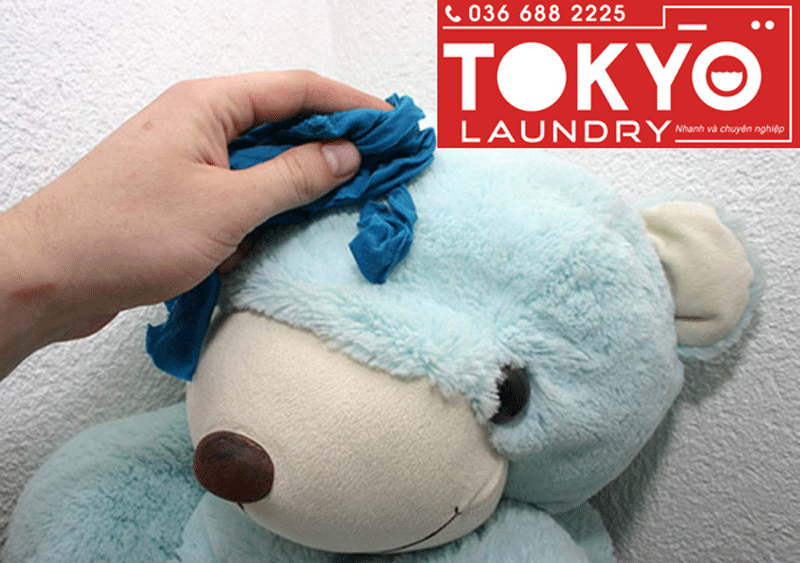 Thấm sạch nước để không bị ngấm vào bên trong