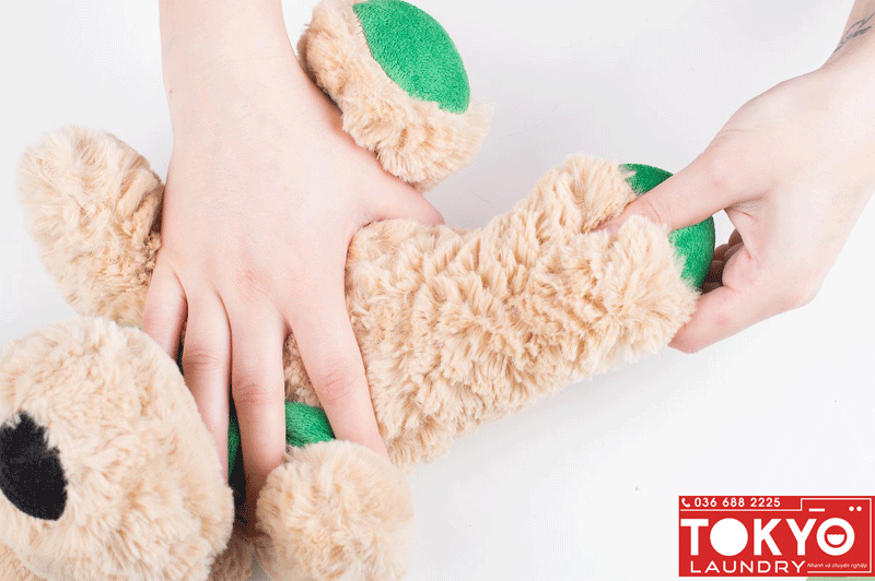 Làm sạch bằng cách lau vết bẩn