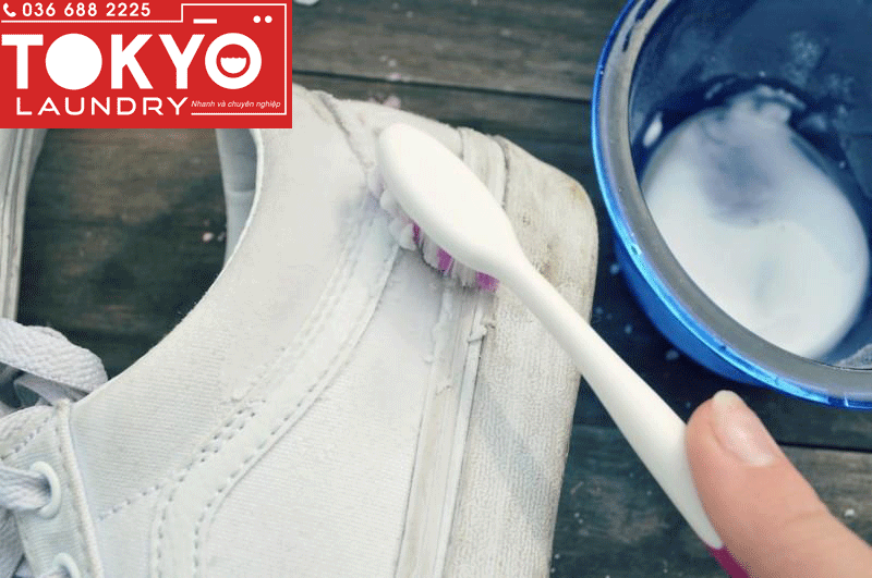 Giặt giày trắng bằng bàn chải lông mềm