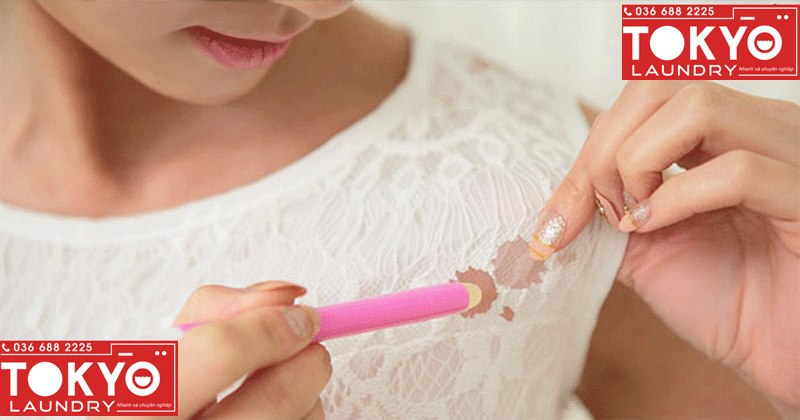 Loại bỏ kem nền trên áo sơ mi trắng