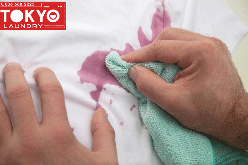 Loại bỏ vết rượu vang không đơn giản