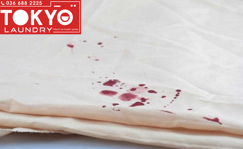 Tẩy vết máu càng sớm càng tốt