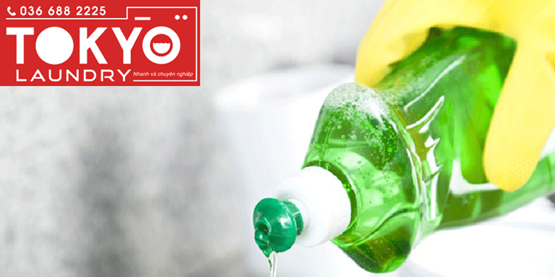 Cách tẩy vết dầu mỡ trên quần áo bằng nước rửa bát