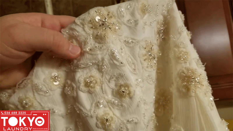 Cần lưu ý gì khi giặt khô váy cưới
