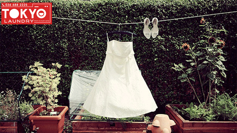 Cần làm khô váy cưới cẩn thận