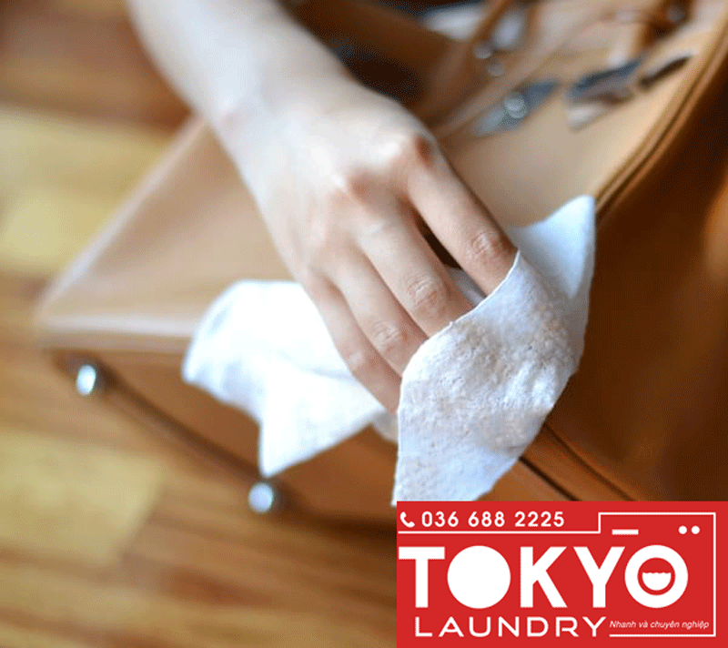 tẩy vết ố trên túi da