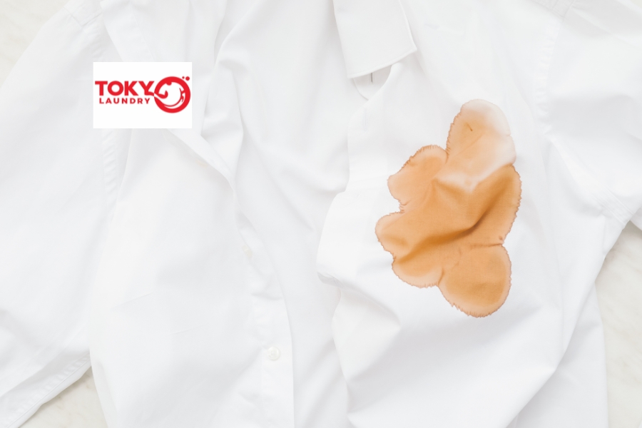 tẩy vết màu khô trên quần áo nhẹ nhàng