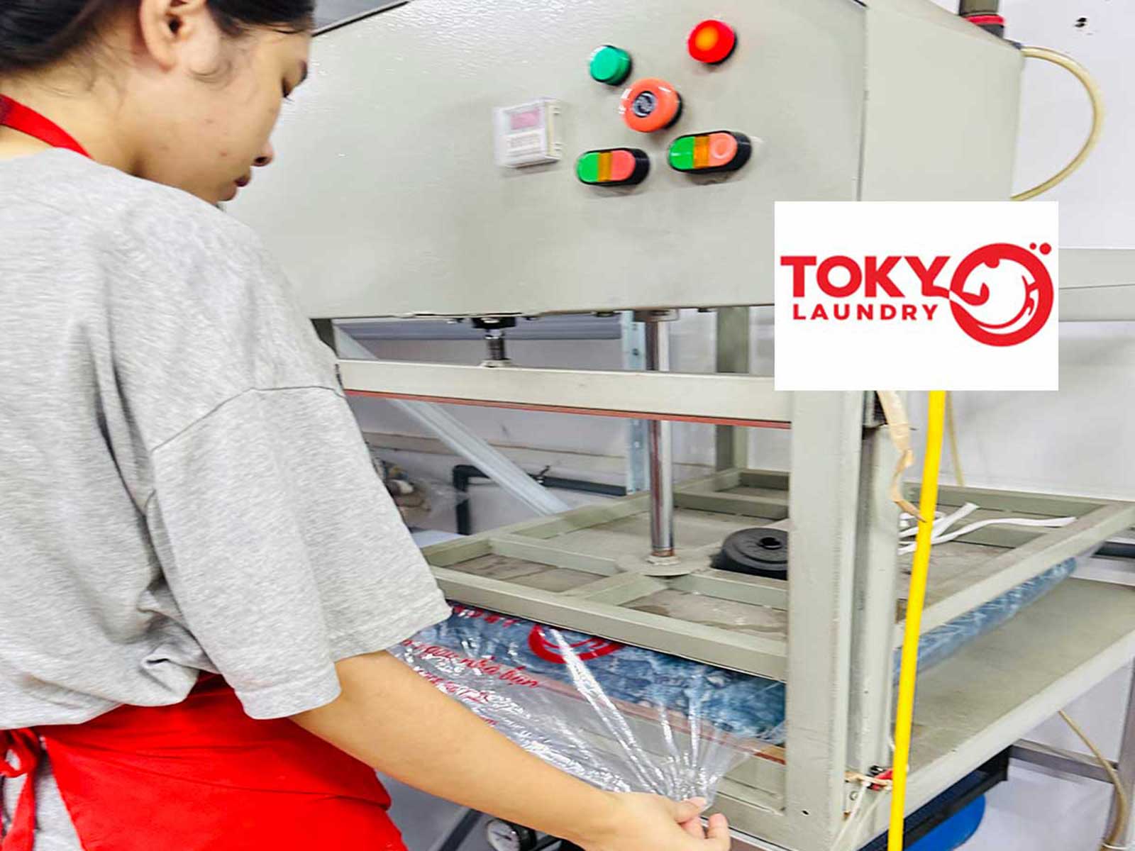 Nhân viên tại Giặt Là Tokyo đóng gói tỉ mỉ đơn hàng của khách