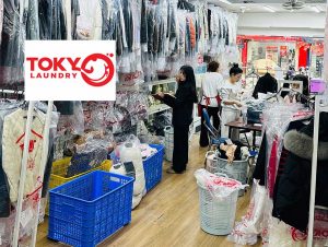 Không gian cửa hàng giặt là nhộn nhịp nhân viên làm việc tại Giặt Là Tokyo giao nhận tại Lê Văn Lương