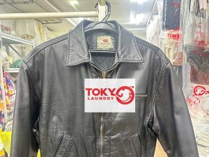 Áo khoác da màu đen được làm sạch và dưỡng bóng tại tiệm giặt áo da tại Bùi Thị Xuân