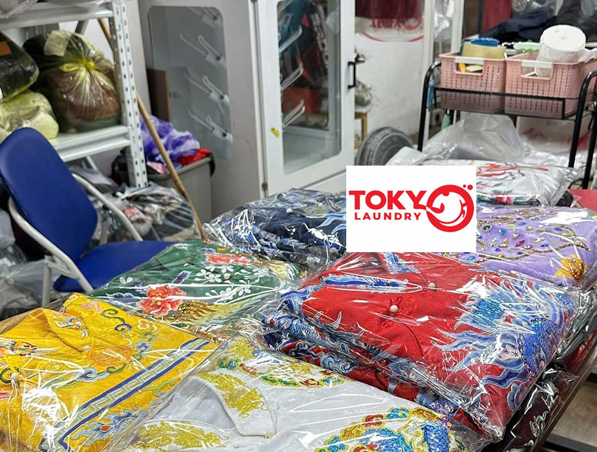 Trang phục được bọc túi bảo quản sạch sẽ và chuyên nghiệp tại tiệm giặt áo da tại Trương Định