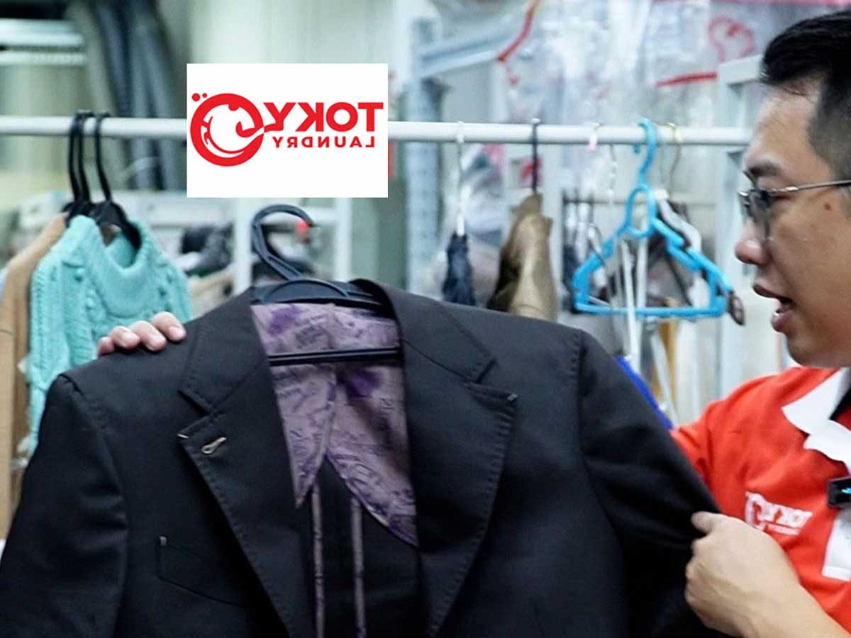 Nhân viên kiểm tra chất liệu và vết bẩn trước khi giặt áo vest tại Bạch Mai.