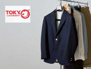Áo vest xanh navy và sơ mi phẳng phiu trên giá treo nhờ giặt áo vest tại Đại La