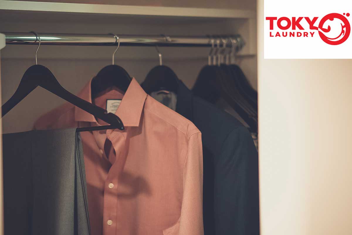 Áo vest và sơ mi sạch sẽ được treo bảo quản gọn gàng nhờ giặt áo vest tại Lạc Trung