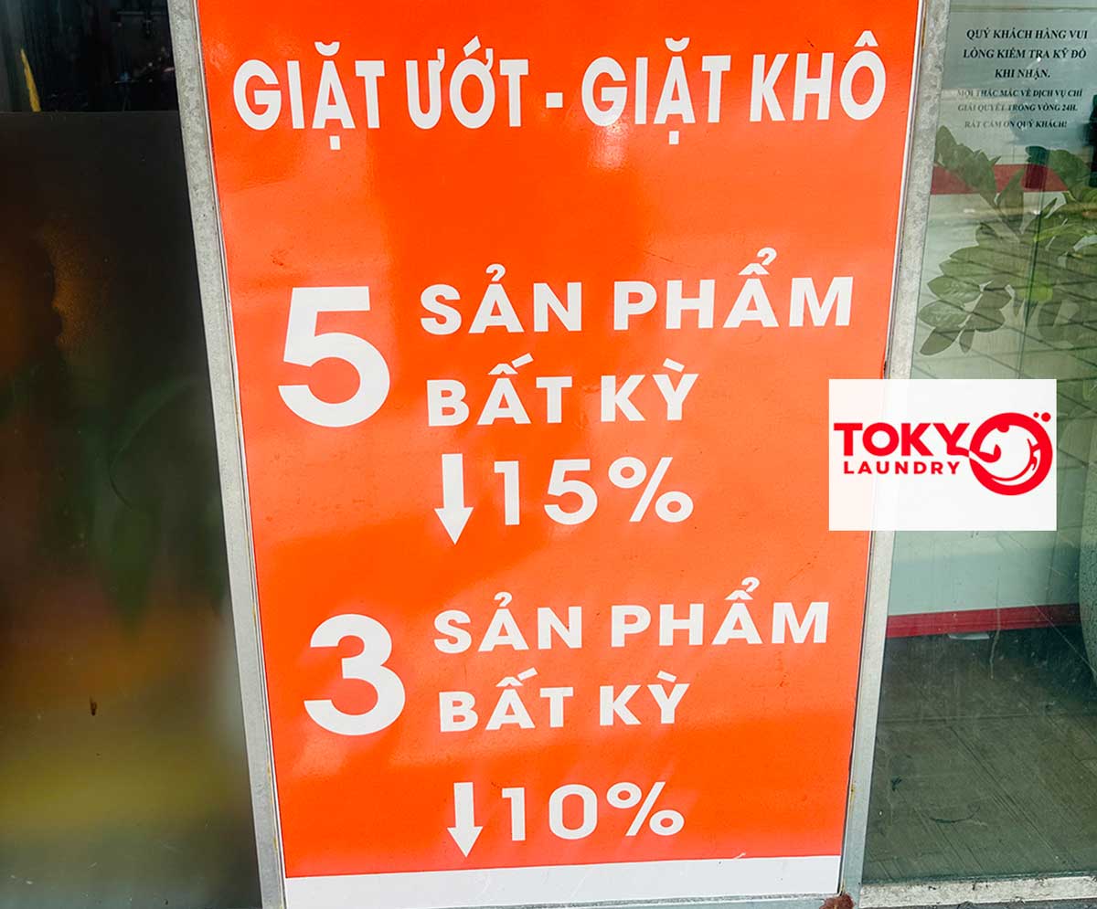 Biển hiệu chương trình ưu đãi dịch vụ giặt là cao cấp tại tiệm giặt áo vest tại Lạc Trung