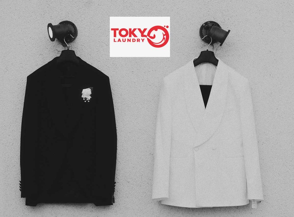Hai mẫu áo vest đen và trắng giữ nguyên phom dáng nhờ giặt áo vest tại Lê Thanh Nghị