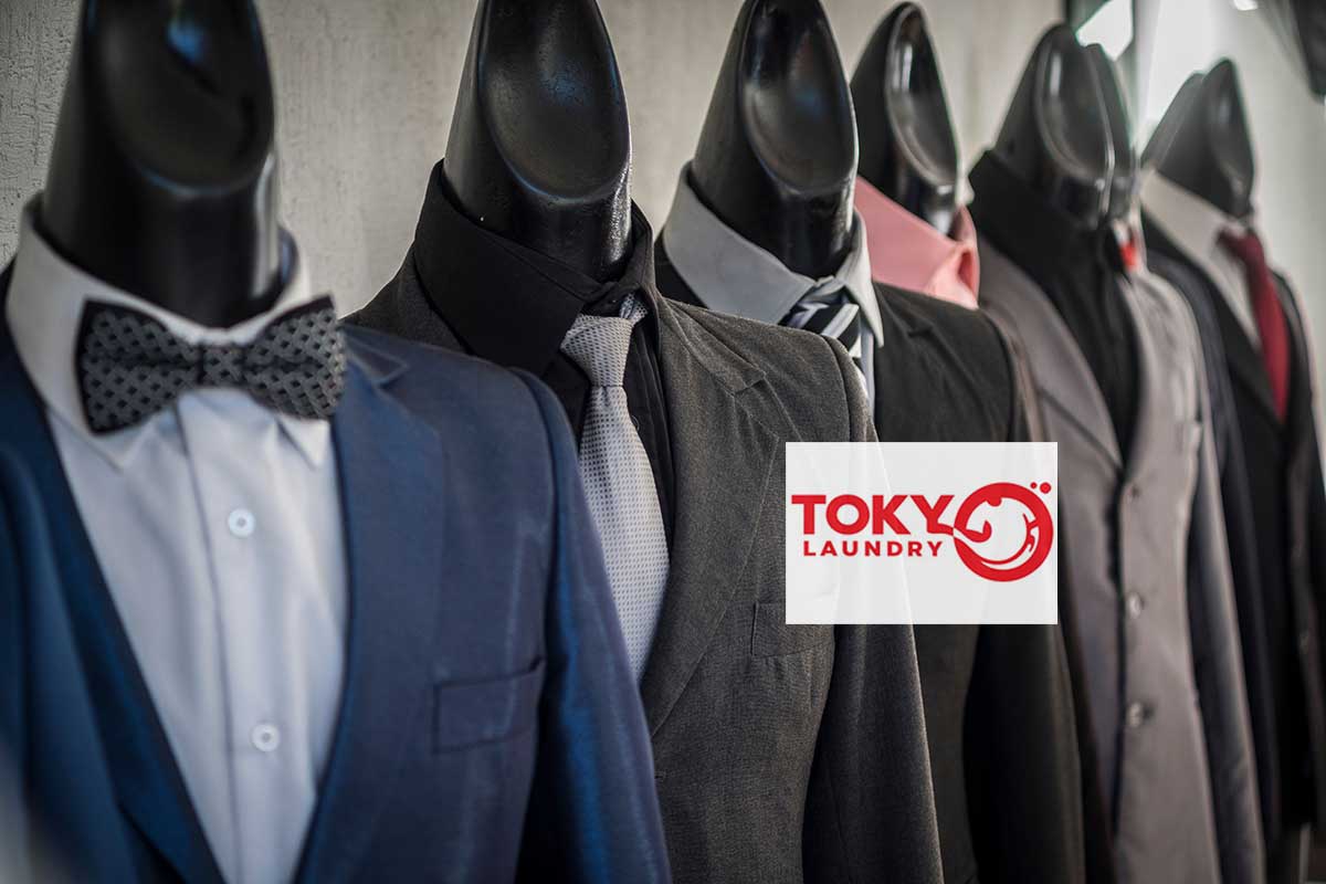 Các bộ vest nam phẳng phiu trưng bày trên mannequin nhờ dịch vụ giặt áo vest tại Lê Thanh Nghị