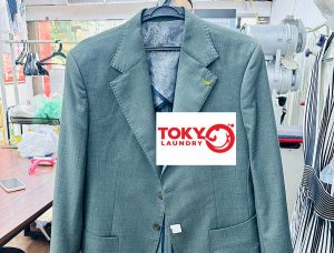 Áo vest nam màu xanh rêu phẳng phiu và sạch đẹp nhờ dịch vụ giặt áo vest tại Lò Đúc