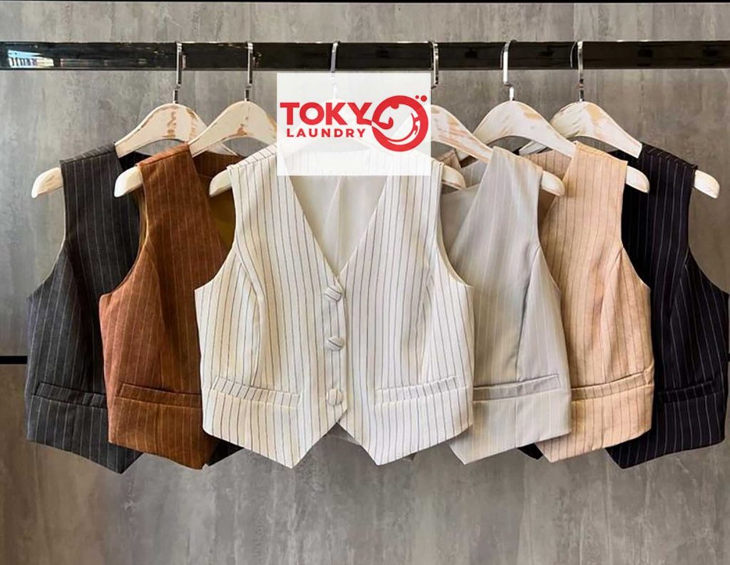 Các mẫu áo ghi lê kẻ sọc treo phẳng phiu trên móc nhờ giặt áo vest tại Minh Khai