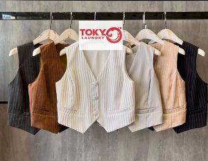 Các mẫu áo ghi lê kẻ sọc treo phẳng phiu trên móc nhờ giặt áo vest tại Minh Khai