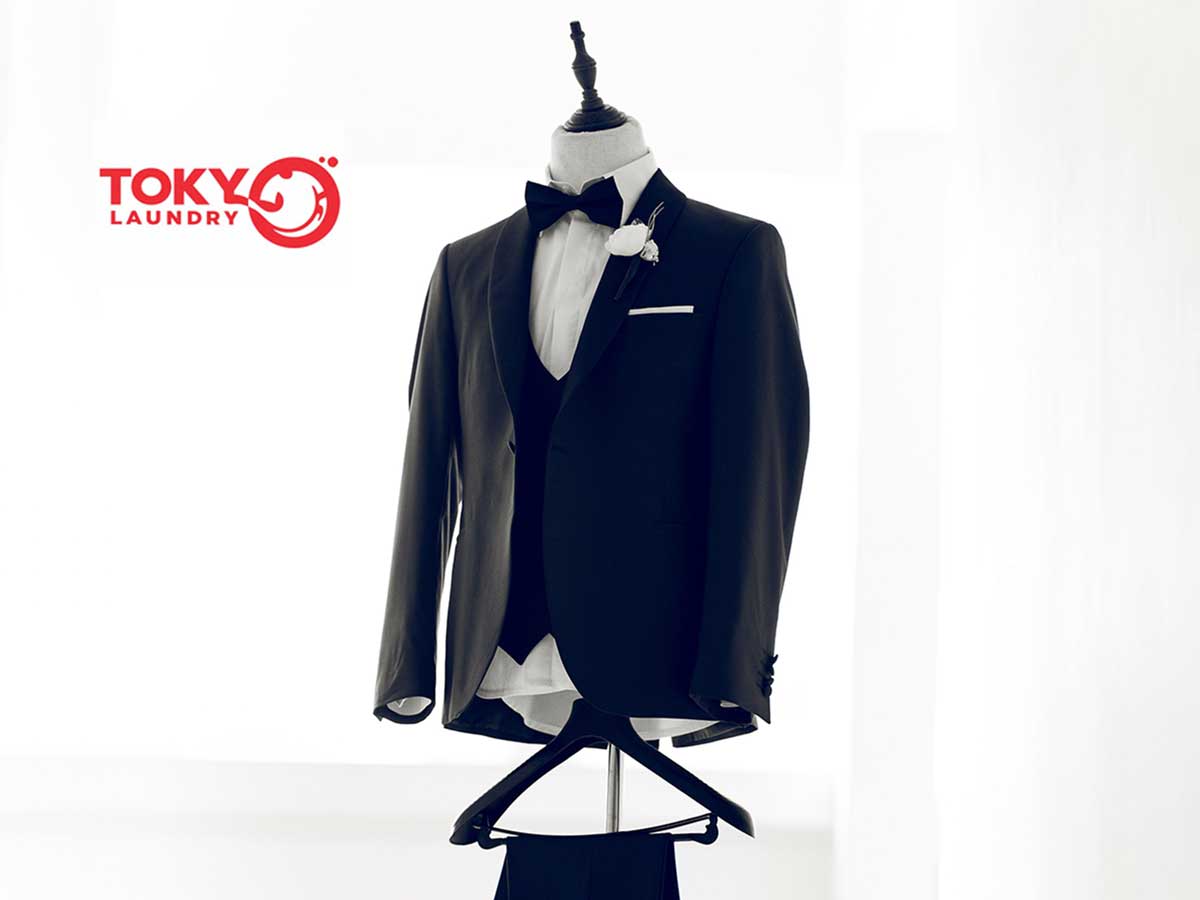 Trọn bộ vest đen và quần âu giữ chuẩn form dáng nhờ giặt áo vest tại phố 8/3