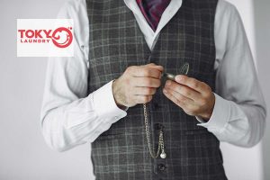 Áo ghi lê kẻ caro và sơ mi trắng sạch tinh tươm nhờ giặt áo vest tại Thanh Nhàn