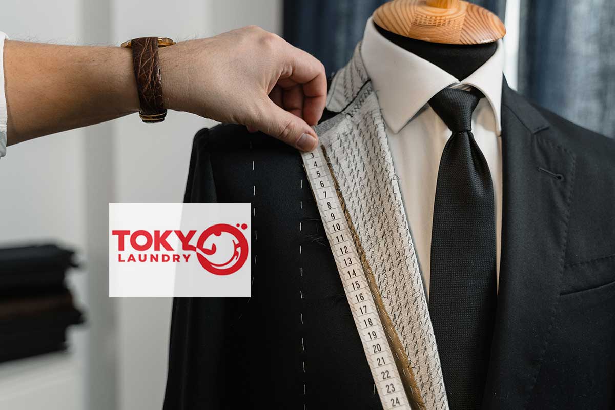 Áo vest đen được kiểm tra tỉ mỉ và chăm sóc phom dáng sau khi giặt áo vest Trần Đại Nghĩa