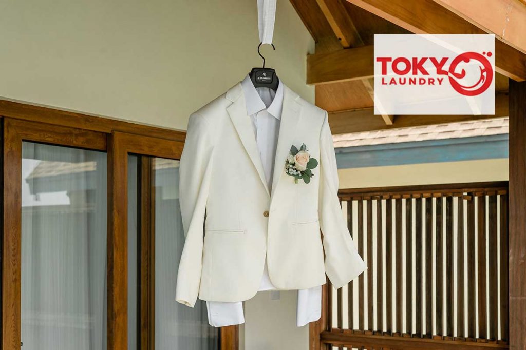 Bộ vest nam màu trắng và hoa cài áo sạch đẹp nhờ dịch vụ giặt áo vest Trần Đại Nghĩa