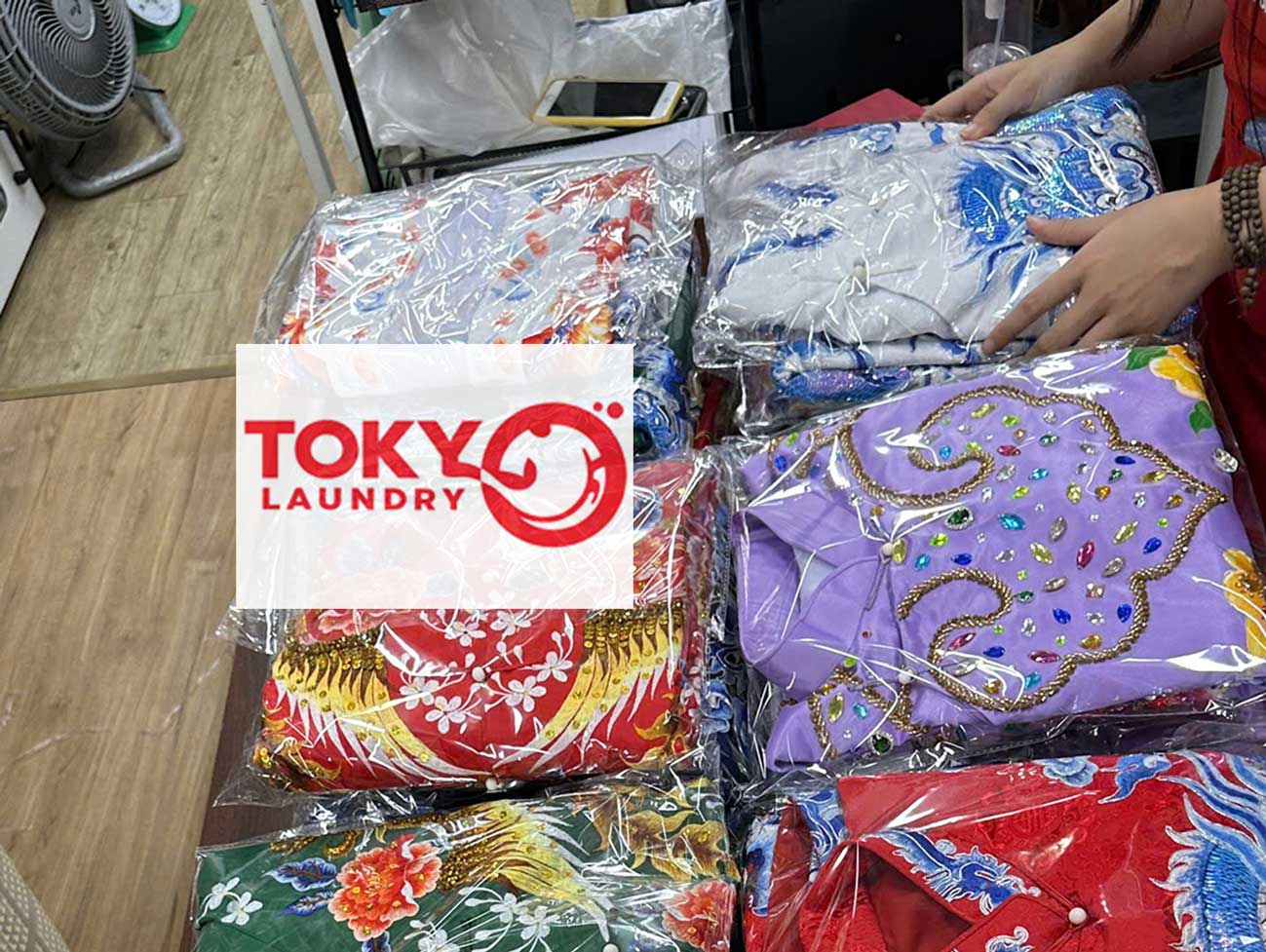 Trang phục truyền thống được giặt sạch và bọc bảo quản cẩn thận tại giặt đồ gần đây Khuất Duy Tiến