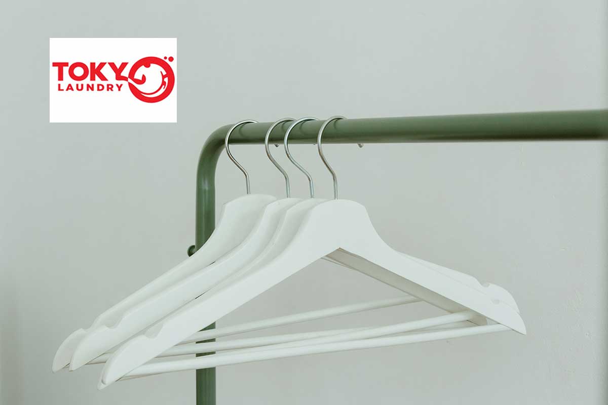Hệ thống móc treo đồ sạch sẽ và chuyên nghiệp tại cửa hàng giặt đồ gần đây Lê Văn Thiêm