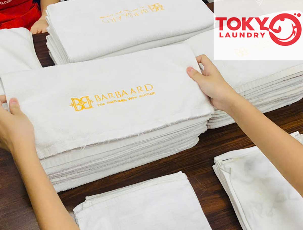 Khăn tắm trắng cao cấp in logo được phân loại và xếp gọn tại giặt đồ gần đây tại Vũ Trọng Phụng