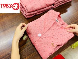 Quần áo màu hồng họa tiết được gấp xếp gọn gàng tại dịch vụ giặt đồ gần đây tại Vũ Trọng Phụng