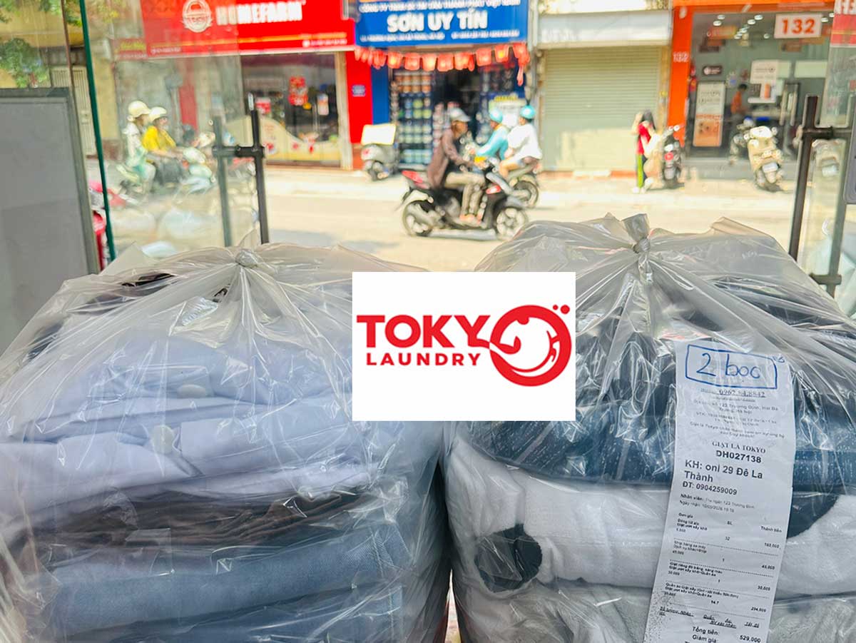 Quần áo đã đóng gói túi nilon gọn gàng chờ giao khách tại giặt là gần đây Lê Văn Lương