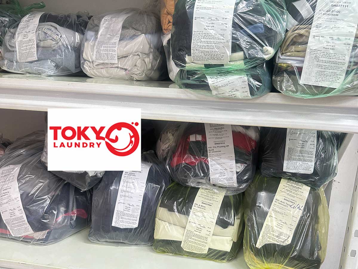 Đồ của khách được phân loại và sắp xếp ngăn nắp trên kệ tại giặt là gần đây Lê Văn Lương