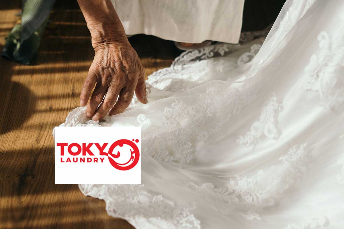 Lớp vải ren thêu hoa văn tinh tế của váy cưới trắng sáng nhờ giặt váy cưới tại Bà Triệu