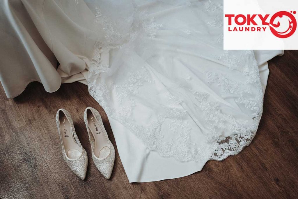 Đôi giày cưới lấp lánh và tà váy cưới ren trắng tinh khôi nhờ dịch vụ giặt váy cưới tại Lạc Trung