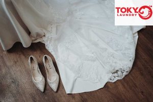 Đôi giày cưới lấp lánh và tà váy cưới ren trắng tinh khôi nhờ dịch vụ giặt váy cưới tại Lạc Trung
