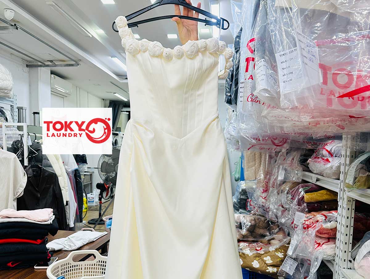 Váy cưới trắng kem đính hoa hồng vải tinh tế sạch sẽ nhờ giặt váy cưới tại Lạc Trung