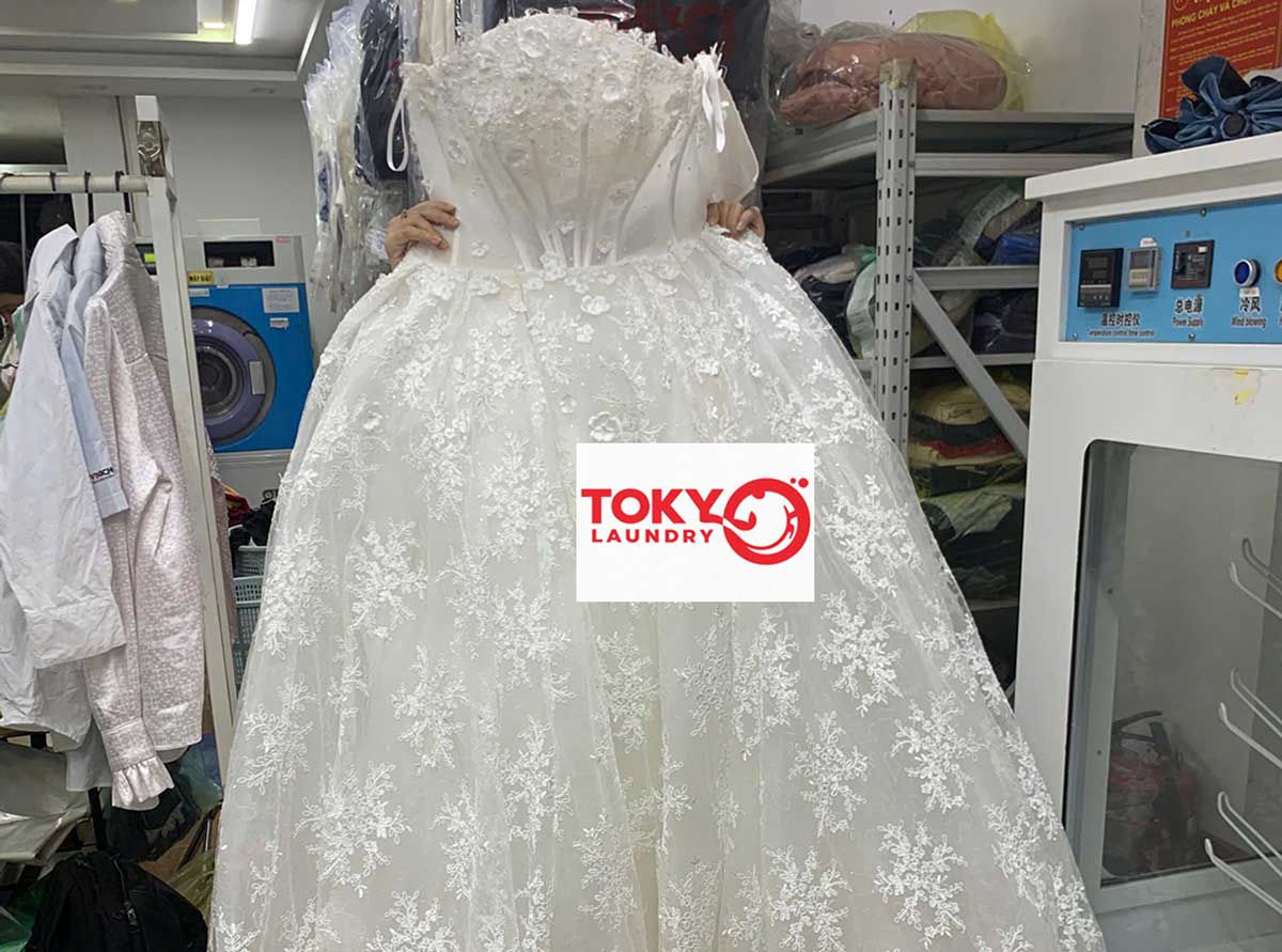 Váy cưới ren trắng bồng bềnh và lộng lẫy được chăm sóc chuyên nghiệp tại giặt váy cưới tại Lạc Trung