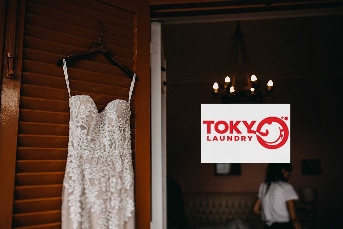 Váy cưới cúp ngực đính ren hoa trắng tinh khôi được làm sạch tại tiệm giặt váy cưới tại Lê Thanh Nghị