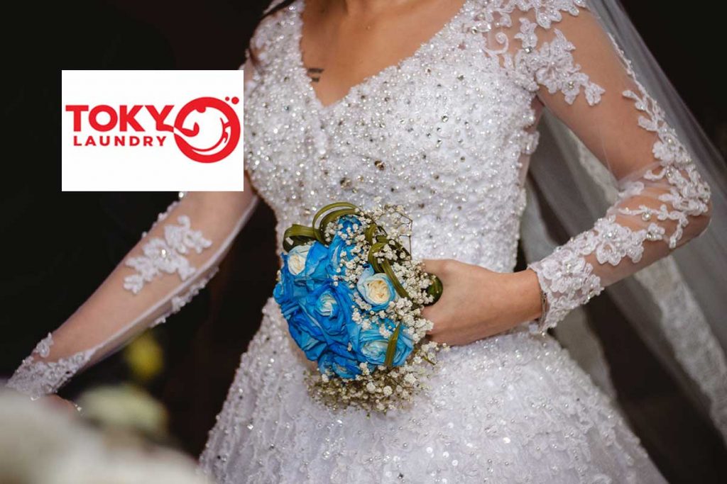 Váy cưới trắng đính hạt cườm lấp lánh và tinh xảo nhờ dịch vụ giặt váy cưới tại Lò Đúc