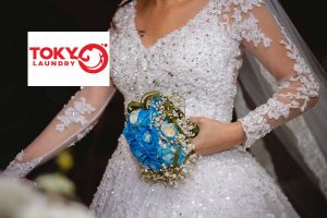 Váy cưới trắng đính hạt cườm lấp lánh và tinh xảo nhờ dịch vụ giặt váy cưới tại Lò Đúc