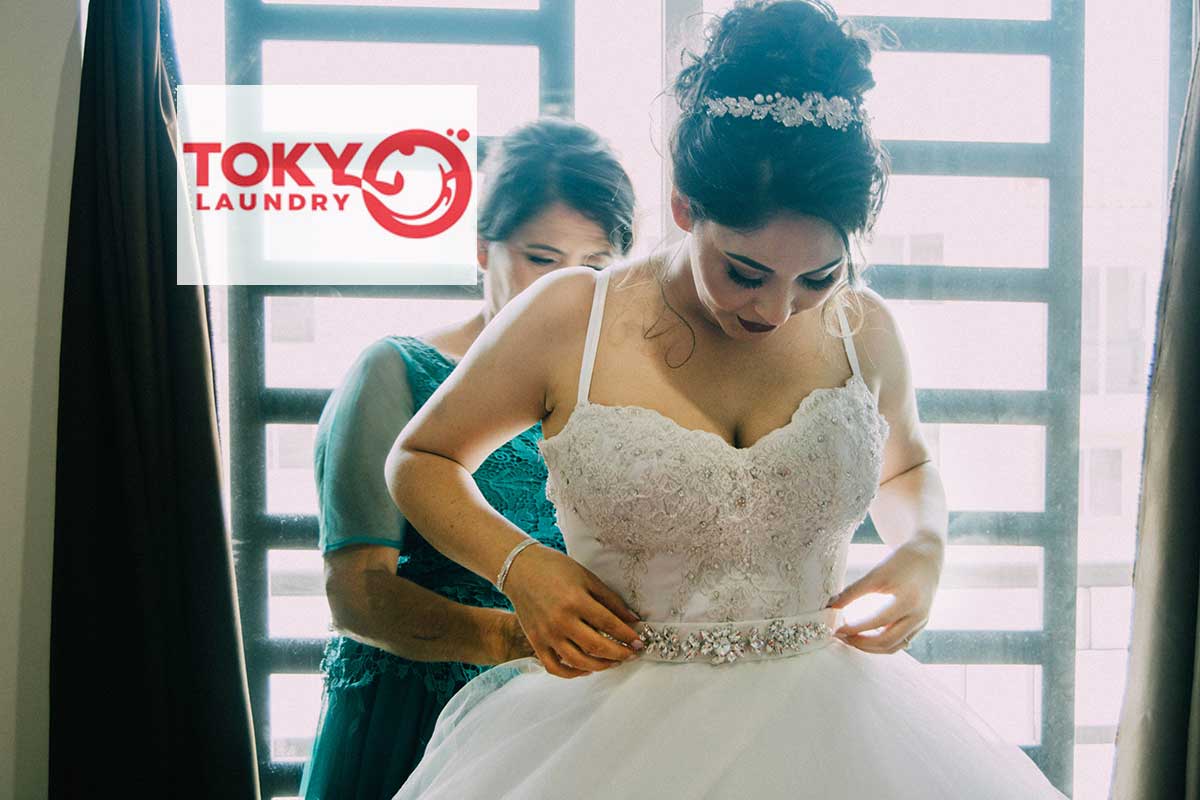 Cô dâu rạng rỡ mặc chiếc váy cưới trắng tinh khôi và phẳng phiu nhờ giặt váy cưới tại Trần Đại Nghĩa